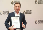 Jens Magdanz, Vertriebs- und Marketingleiter von HAN-Bürogeräte, mit der Gewinnerurkunde für den German Design Award