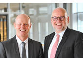 Sichtlich zufrieden mit der Entwicklung: die beiden Herma-Geschäftsführer Sven Schneller (links) und Thomas Baumgärtner (Bild: Herma).