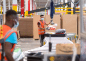 Roboterunterstützung in der Logistik bei Amazon: „erhöht die Effizienz und die Sicherheit in den Logistikzentren“ (Bild: Amazon)