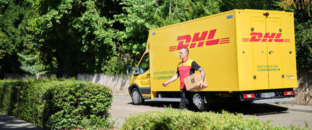 Vor allem die Personalkosten, die seit April deutlich gestiegen sind, machen die Preiserhöhung laut DHL nötig. (Bild: DHL)