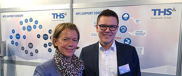 Simone Schroers, Vertriebs- und Marketing-Leiterin bei THS, gemeinsam mit Vertriebsmitarbeiter Lukas Köß auf der Paperworld.